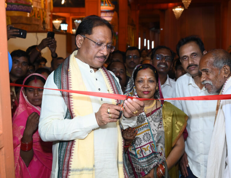 Raipur : Chief Minister Facilitates 'Grih Pravesh' Ceremony of PMAY Beneficiary Santu Chakresh in Dokra