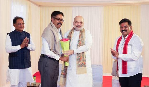 Raipur : Union Home Minister Shri Amit Shah meets officers instrumental in anti-Naxal operations, congratulates them on historic success, in New Delhi