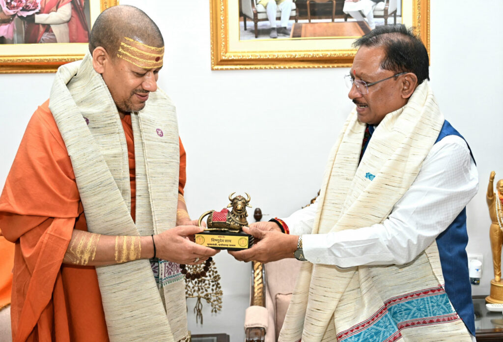 Niranjan Peethadheeshwar Mahamandaleshwar Dr. Swami Kailashanand Giri Ji Maharaj paid a courtesy visit to Chief Minister Shri Vishnu Deo Sai today in Raipur. During the meeting, Chief Minister Shri Sai engaged in discussions with His Holiness Shri Shri 1008 Acharya Mahamandaleshwar Dr. Swami Kailashanand Giri Ji Maharaj on various spiritual topics and received his blessings. On this occasion, Minister for Women and Child Development Mrs. Laxmi Rajwade, Union Minister of State for Women and Child Development Mrs. Savitri Thakur, Chairperson of the State Commission for Protection of Child Rights Dr. Varnika Sharma, Chairman of the Forest Development Corporation Shri Ramsevak Paikara, Chief Minister’s Secretary Shri Rahul Bhagat, and several other distinguished dignitaries were present.