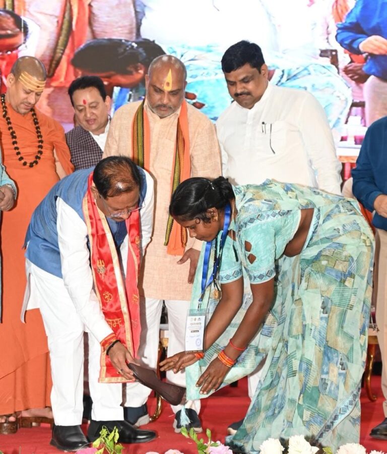 Raipur : Charan Paduka Yojana Relaunched to Honour Tendu Leaf Collectors: Chief Minister Sai