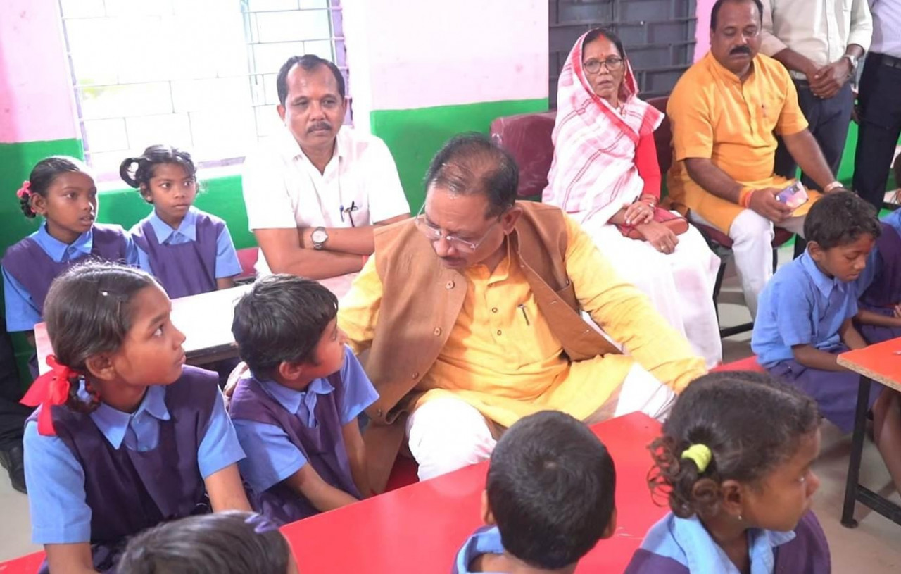 Raipur : “You must study well… and don’t spend too much time on the mobile,” CM Vishnu Deo Sai tells the little student Dolly with a smile