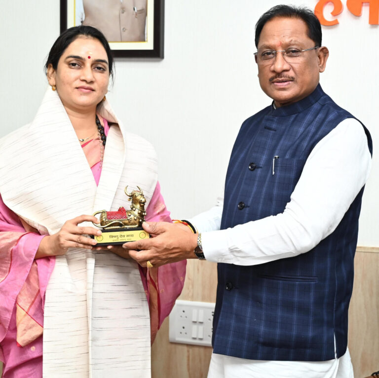 Raipur : CM Shri Sai Honours ‘Water Woman’ Shipra Pathak for Green Drive