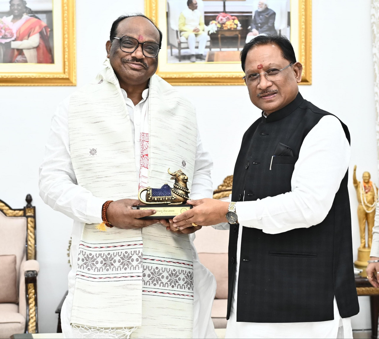 Raipur : Union Minister of State for Tribal Affairs Shri Durga Das Uikey calls on Chhattisgarh Chief Minister Shri Vishnu Deo Sai