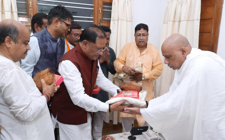 Raipur : Chief Minister Shri Vishnu Deo Sai Visits Aghor Gurupeeth in Banora Village for 'Guru Darshan' on the Occasion of Guru Purnima