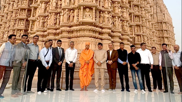 Chief Minister Dr. Yadav Offers Prayers at BAPS Hindu Temple in Dubai
