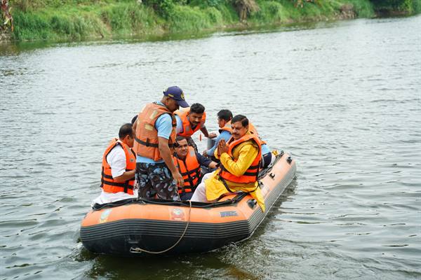 Chief Minister Dr. Yadav reviews ongoing ghat construction on Kshipra river