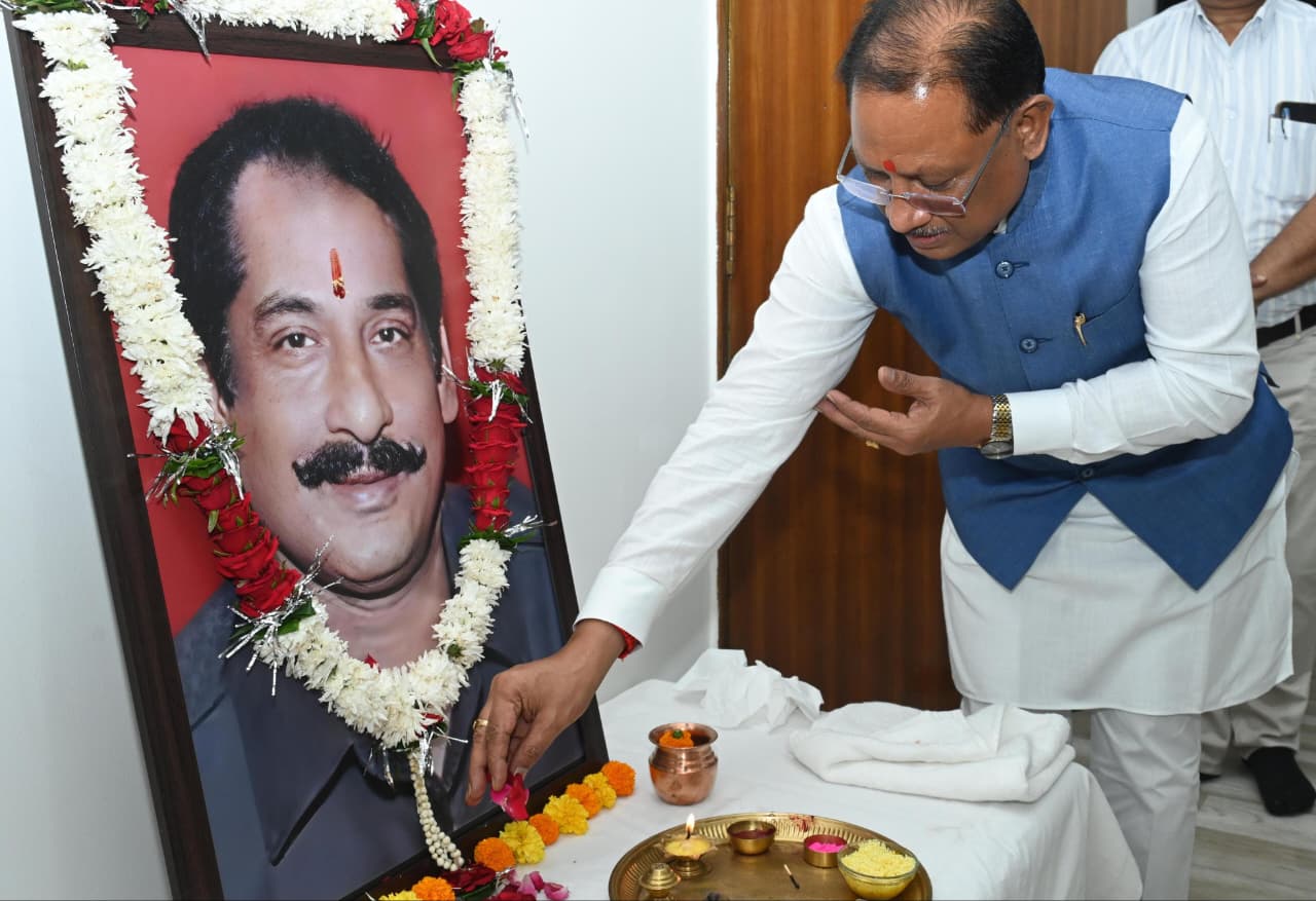Raipur : CM Sai Pays Tribute to Late Dilip Singh Judeo on His Death Anniversary