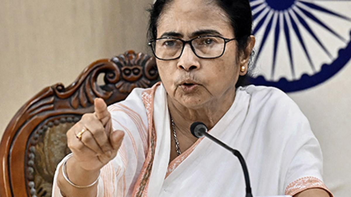 IMG_CM_Mamata_holds_meet_2_1_AND5E43F.jpg