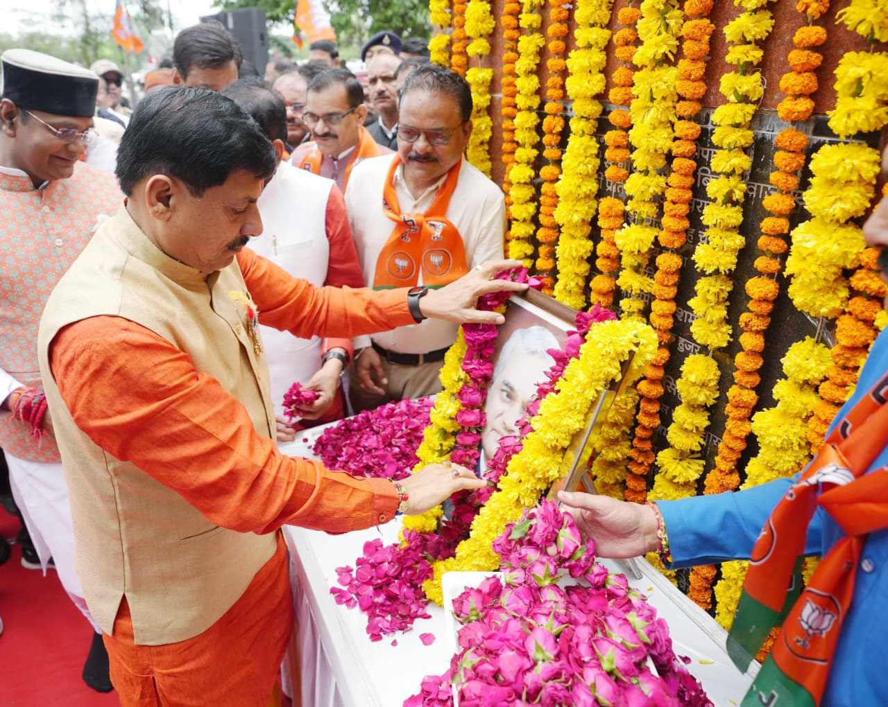 CM Dr. Yadav Pays Homage to Former PM Bharat Ratna Atal Bihari Vajpayee on His Death Anniversary
